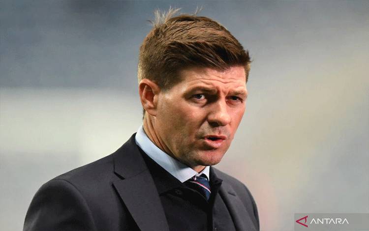 Rangers' English manager Steven Gerrard gives an interview ahead of the UEFA Europa League group A football match between Rangers and Brondby at the Ibrox Stadium in Glasgow on October 21, 2021. (Photo by ANDY BUCHANAN / AFP) (AFP/ANDY BUCHANAN)