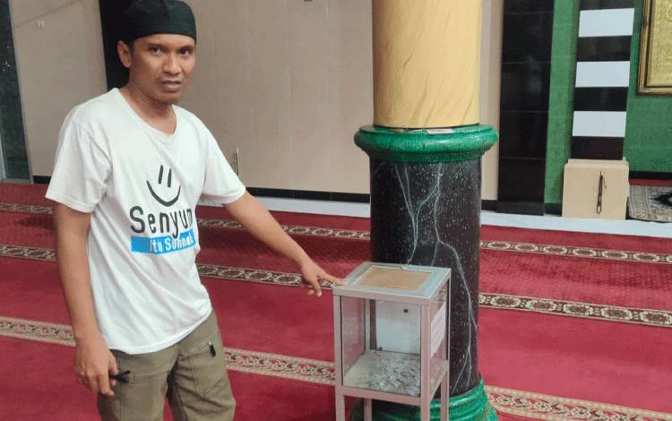 Seorang Pria Nekat Curi Kotak Amal Saat Jamaah Salat Isya