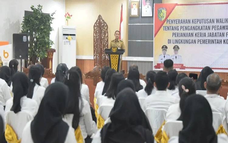 Wali Kota Palangka Raya, Fairid Naparin saat sambutan penyerahan SK guru PPPK. (FOTO: HENDRI)?