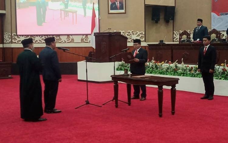 Resmi Suhardi Gantikan Andina Theresia Narang sebagai Anggota DPRD Kalteng