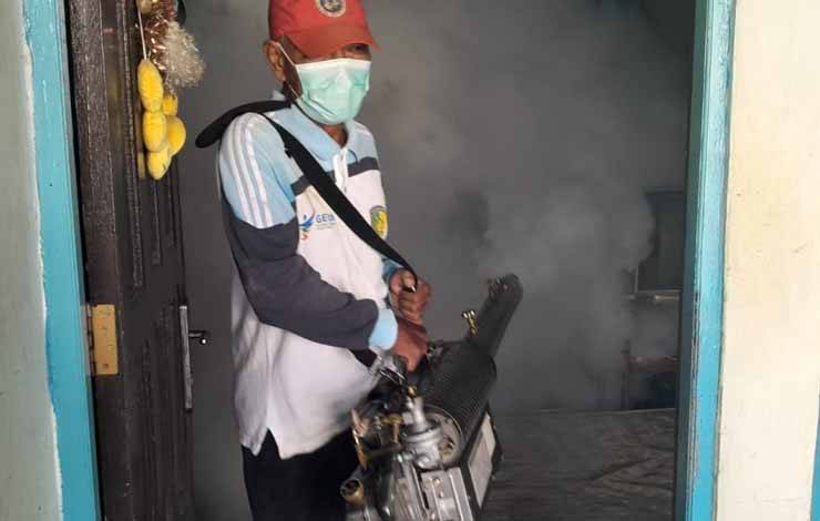 Komitmen Cegah DBD, UPT Puskesmas Bukit Kembali Lakukan Fogging