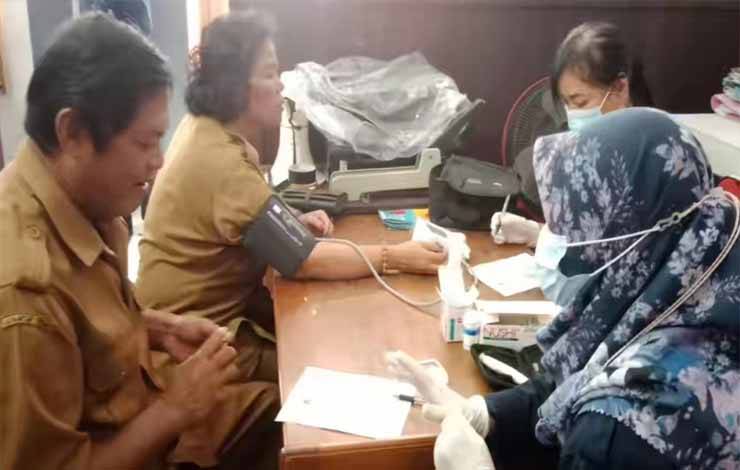 Pegawai DPMPTSP Kapuas saat jalani skrining kesehatan deteksi dini PTM, Selasa, 4 Juli 2023. (FOTO: IST)