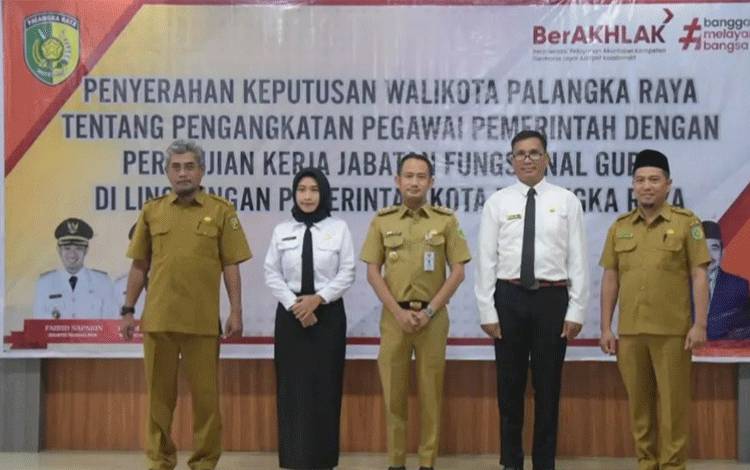 Kepala Dinas Pendidikan Kota Palangka Raya, Jalani (kiri) saat penyerahan SK Guru. (FOTO: HENDRI)