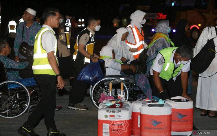 Sebanyak 392 Peserta Haji Kloter Pertama Tiba di Tanah Air