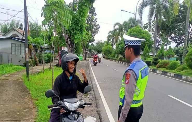 Personel Satlantas Polres Kapuas Tegur Pengendara Melawan Arus Lalu Lintas