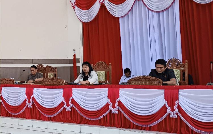 Wakil Ketua II DPRD Gunung Mas Pimpin Rapat Paripurna, Ini Agendanya