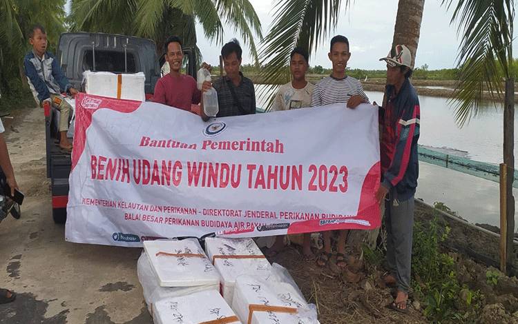 Dislutkan Provinsi Kalteng serahkan benih udang windu kepada Kelompok Pembudidaya Ikan di Kalteng. (FOTO: IST)