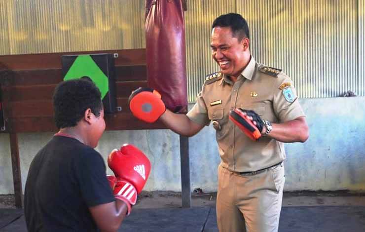 Bupati Lamandau Hendra Lesmana berlatih dengan salah satu atlet tinju yang bakal mengikuti ajang Porprov Kalteng. (FOTO : HENDI NURFALAH)