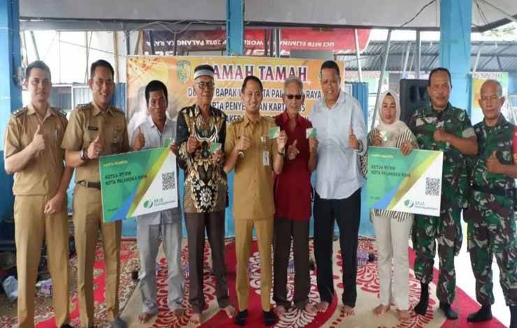 Ketua RT/RW di Kelurahan Pahandut Dapat Kartu BPJS Ketenagakerjaan