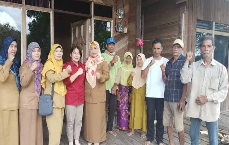 Kepala Dinas Perikanan Kota Palangka Raya, Indriarti Ritadewi saat berkunjung ke kelompok nelayan. (FOTO: HENDRI)