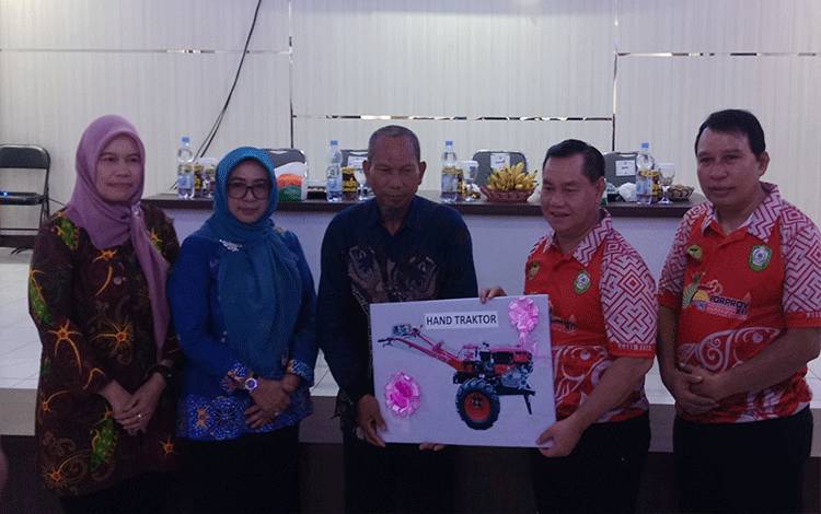 Pemkab Kotim Serahkan Bantuan Alsintan untuk Kelompok Tani