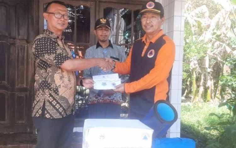 BPBD Kapuas Salurkan Bantuan untuk Warga Terdampak Kebakaran Satu Rumah di Selat Dalam