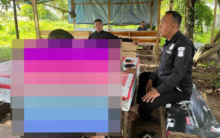 Seorang wanita berusia 32 tahun saat curhat bersama Ketua Tim Virtual Police Bidhumas Polda Kalteng Ipda H Shamsuddin. (FOTO: Bidhumas Polda Kalteng)