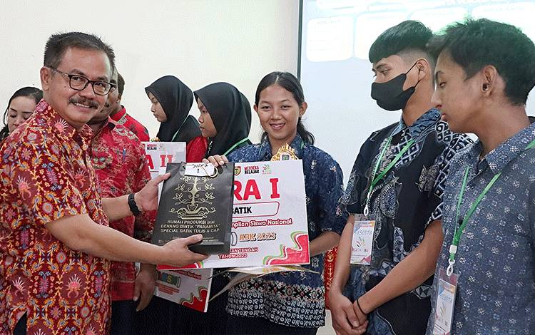 Pelajar Berkebutuhan Khusus Asal Barito Timur Juara I Lomba Membatik Tingkat Provinsi