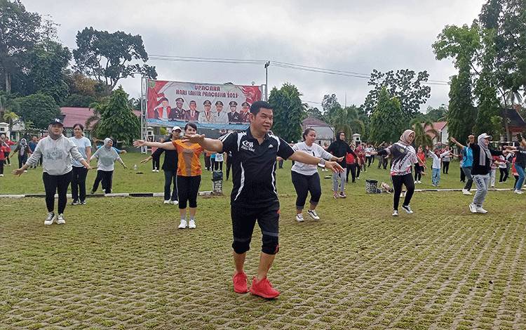 Bupati Barito Timur Pimpin Senam Bersama Perangkat Daerah