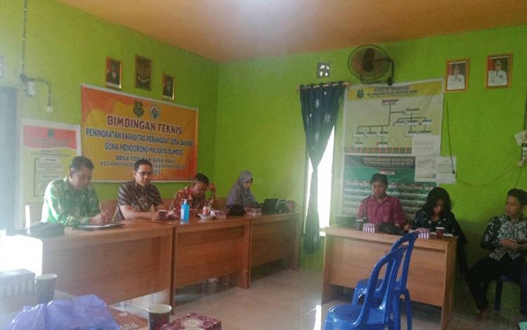 Kegiatan Bimtek yang diikuti perangkat desa dan BPD di Desa Terusan Raya Hulu, Kecamatan Bataguh. (FOTO: IST)