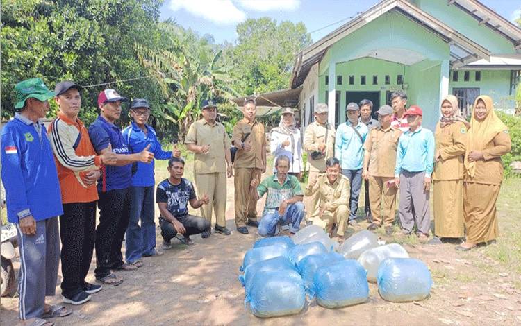 Legislator Kapuas ini Dukung Budidaya Ikan di Desa Menteng Karya