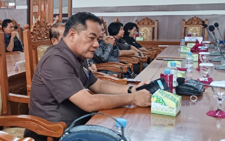 Ketua Fraksi Partai Demokrat DPRD Gunung Mas Untung Jaya Bangas saat mengikuti rapat paripurna. (FOTO: RISKA YULYANA)