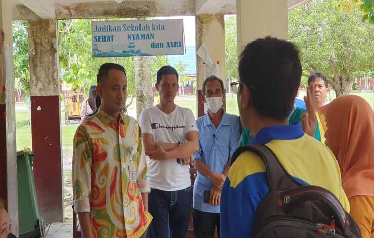 Wali Kota Palangka Raya, Fairid Naparin saat melakukan sidak ke sekolah bahas pengadaan seragam. (FOTO: HENDRI)?