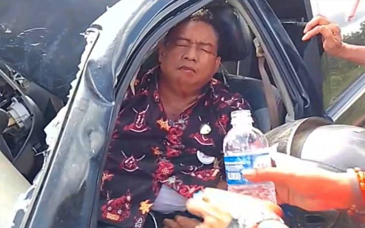 Sekban Bapeda Kabupaten Gunung Mas Pridledi saat hendak dievakuasi (Foto : ERP)