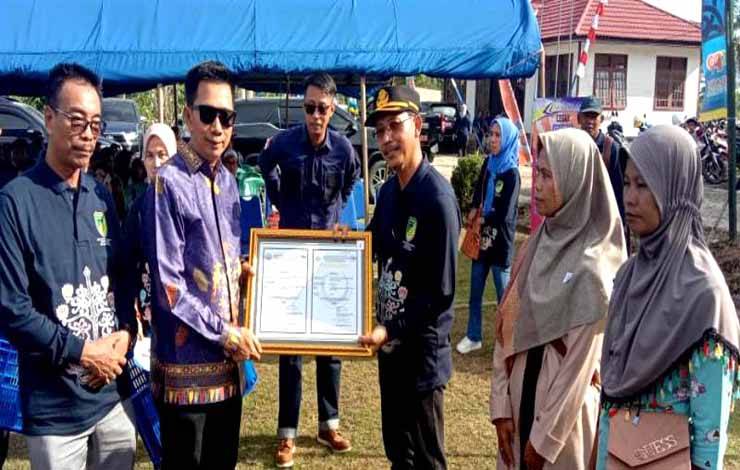 Kepala Dinas KPP Barito Utara Terima Sertifikat Cara Pembenihan Ikan