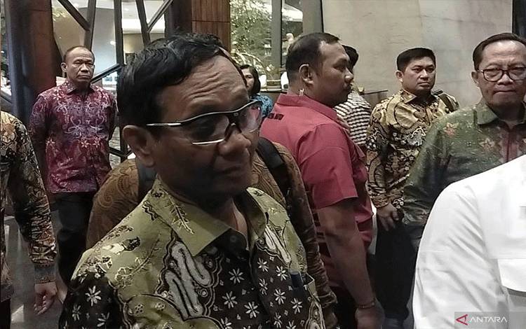 Menteri Koordinator Bidang Politik, Hukum, dan Keamanan (Menko Polhukam) Mahfud MD saat memberikan keterangan kepada wartawan di sela kunjungan kerja di Kota Malang, Jawa Timur, Jumat (7/7/2023) malam. ANTARA/Vicki Febrianto
