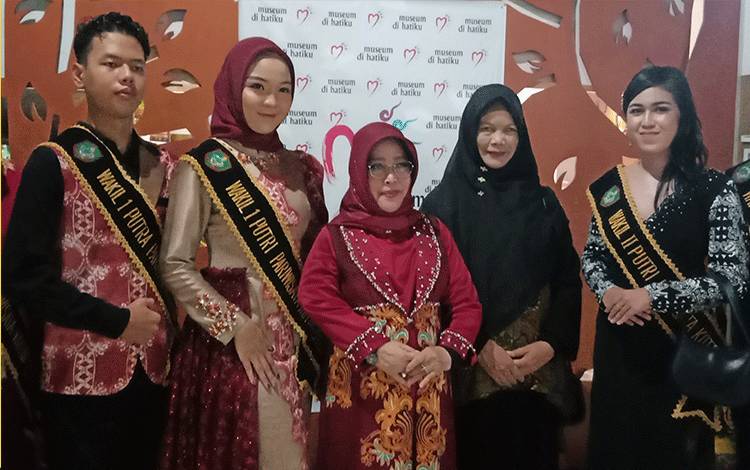 Kepala Dinas Kebudayaan dan Pariwisata kabupaten Kotawaringin Timur? Ellena Rosie bersama putra putri pariwisata. (FOTO: DEWIP)?
