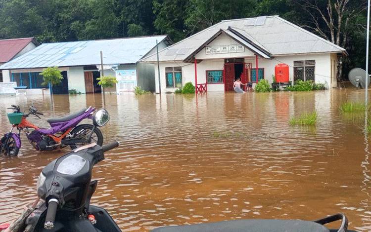 Banjir Rendam Jalan Nasional Perbatasan RI-Malaysia di Kapuas Hulu