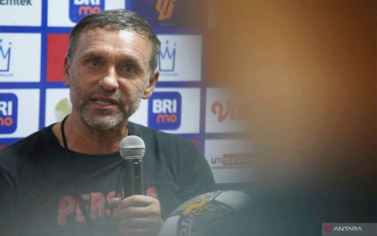 Pelatih Persija Jakarta Thomas Doll menjawab pertanyaan para pewarta pada konferensi pers sebelum pertandingan Liga 1 melawan Persebaya Surabaya, di Stadion Gelora Joko Samudro, Gresik, Selasa (4/4/2023). (ANTARA/HO/PERSIJA JAKARTA)