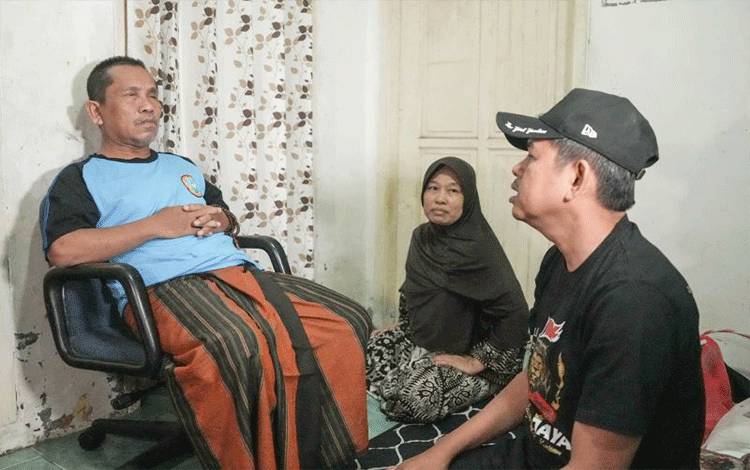 Dedi Mulyadi Semangati Guru Korban Penyiraman Air Keras di Karawang