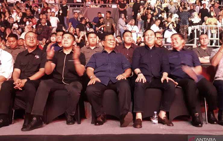 Prabowo dan Menhub Menikmati Malam Akhir Pekan di Konser Ari Lasso