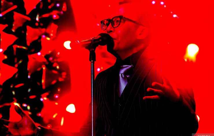 Sesi Penuh Nostalgia Romantika di Konser Perayaan 3 Dekade Ari Lasso