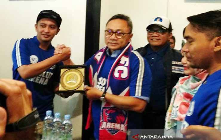 Zulkifli Hasan saat dinobatkan jadi Ebes Aremania di Malang, Jatim, Senin. (Foto Sigit Pinardi)