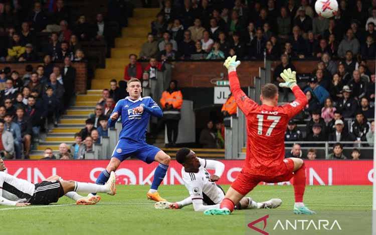 Pemain Leicester City Harvey Barnes mencetak gol pertama pada pertandingan Liga Inggris di Craven Cottage, London, Inggris (8/5/2023). Fulham berhasil mengalahkan Leicester City dengan skor 5-3. ANTARA FOTO/REUTERS/David Klein/aww.
