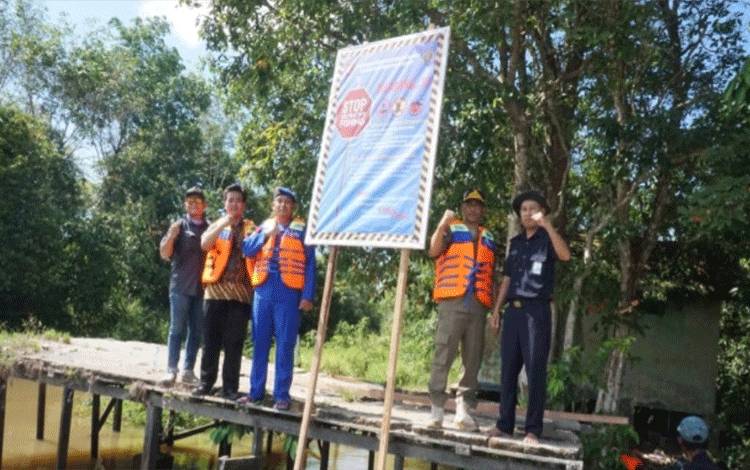 Petugas Gabungan Pasang Papan Informasi Cegah Penangkapan Ikan Merusak?di Perairan Umum Kobar