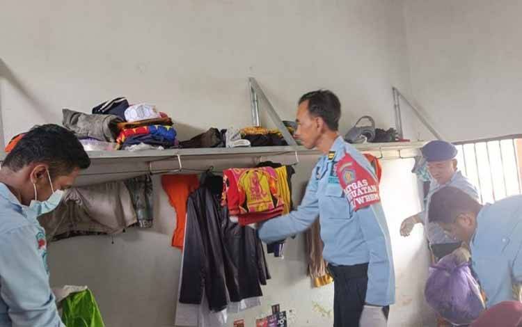 Kepala KPR Rutan Kuala Kapuas Dadakan Geledah Kamar WBP, Ini yang Ditemukan
