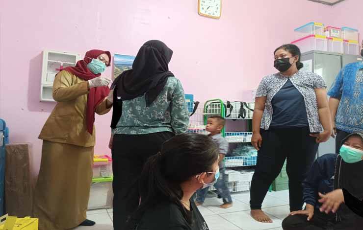 Lima dokter hewan di Kabupaten Sukamara melakukan Vaksin Anti Rabies, Senin 10 Juli 2023. (NORHASANAH)