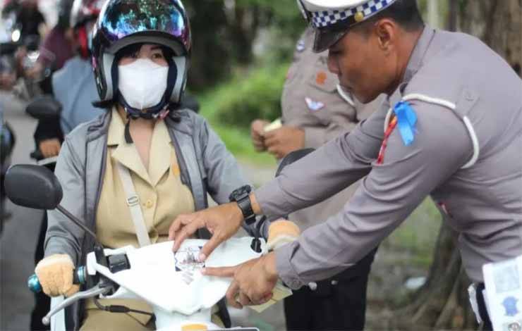 Hari Pertama Operasi Patuh, Satlantas Polres Kapuas Pasang Stiker ini di Motor Pengendara