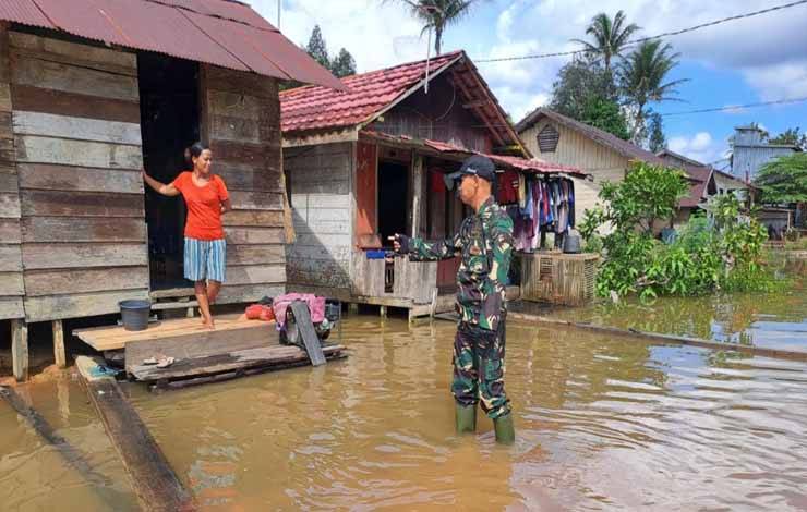 Banjir di Aruta, Babinsa Pantau Kondisi Warga