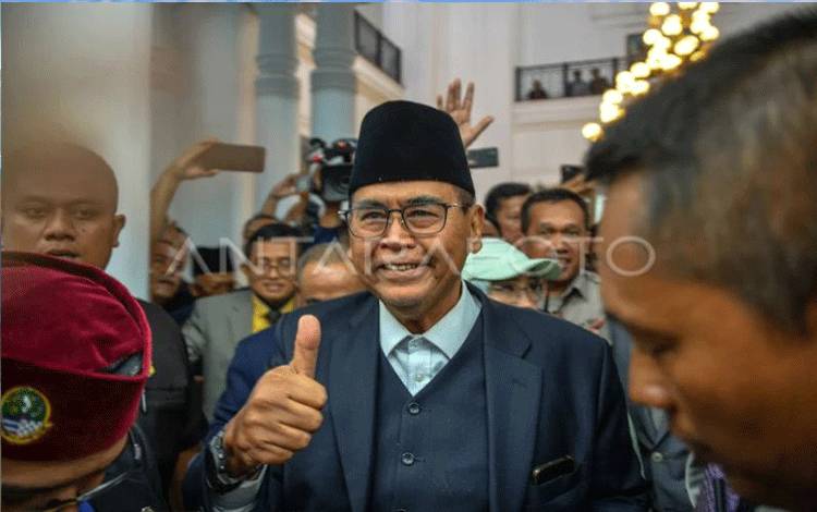 Pimpinan Pondok Pesantren Al Zaytun Panji Gumilang berjalan setibanya untuk menjalani pemeriksaan di Gedung Sate, Bandung, Jawa Barat, Jumat (23/6/2023). (ANTARA FOTO/Raisan Al Farisi/nym)