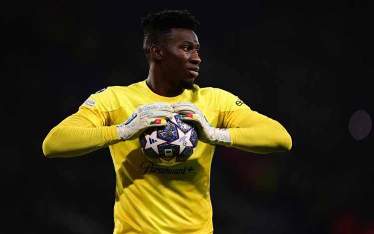 Andre Onana saat bermain untuk Inter Milan dalam pertandingan final Liga Champions melawan Manchester City di Ataturk Olympic Stadium, Istanbul pada 10 Juni 2023. Kiper Inter Milan Andre Onana dikabarkan akan segera gabung Manchester United pekan ini. ANTARA/AFP/MARCO BERTORELLO