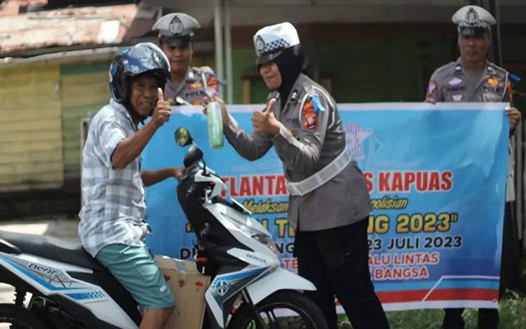 Satlantas Polres Kapuas Beri Reward Pengguna Jalan Tertib Berlalu Lintas