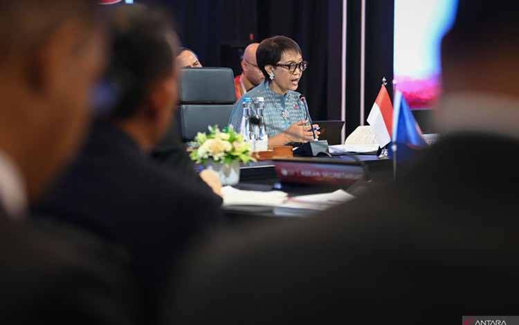 Menlu Retno Marsudi menyampaikan sambutan dalam Sidang Paripurna Pertemuan Menteri Luar Negeri ASEAN (AMM) ke-56 di Jakarta, Selasa (11/7/2023). Pertemuan tersebut membahas isu-isu terkini di Asean dan dunia, seperti memperkuat ketahanan pangan dan energi serta memitigasi perubahan iklim. ANTARA FOTO/Aditya Pradana Putra/nz