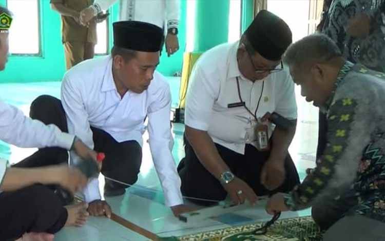 Kemenag Kapuas Ukur Arah Kiblat Masjid Darul Mutaallimin di Terusan Raya