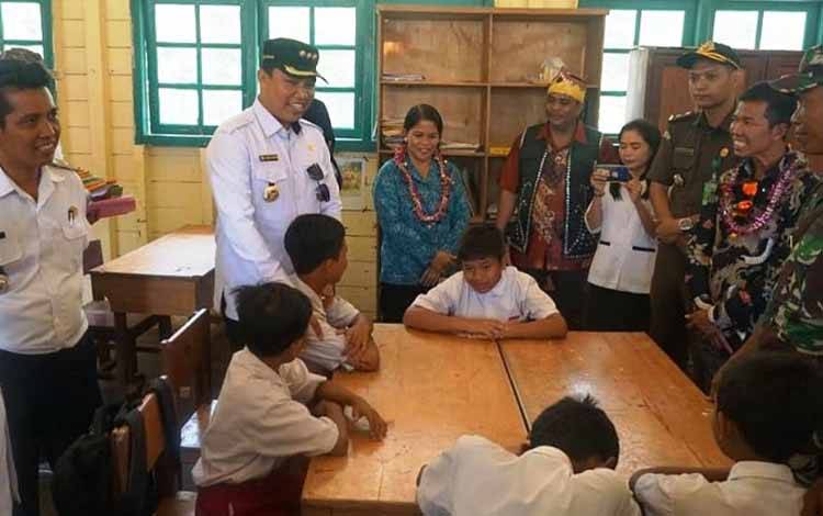Bupati Lamandau Sarankan Sekolah Tidak Urus Seragam ?