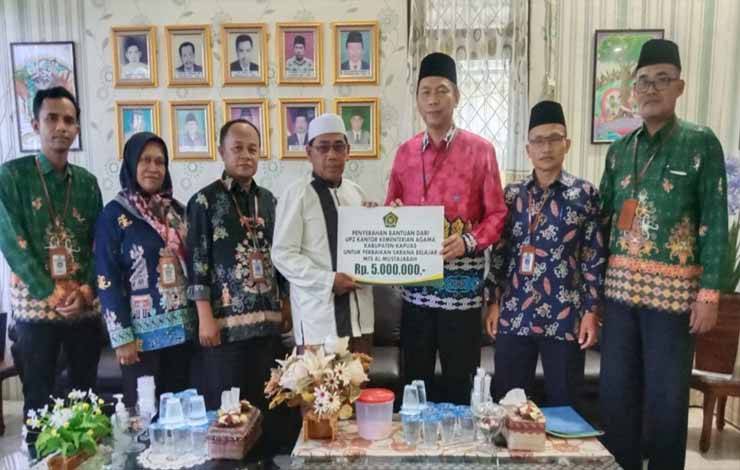 UPZ Kemenag Kapuas Salurkan Bantuan untuk Perbaikan Sarana Belajar MTs Al Mustajabah