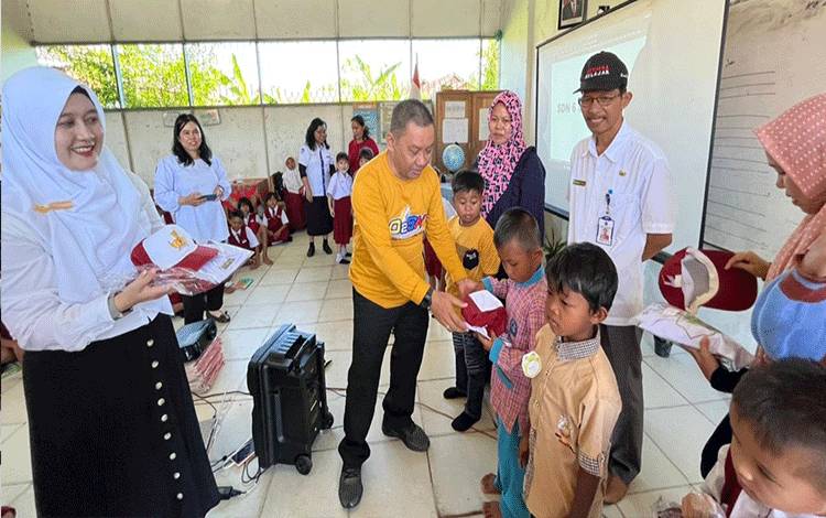 Dapat Seragam Sekolah Gratis, Murid SDN 6 Selat Hilir Jalani MPLS