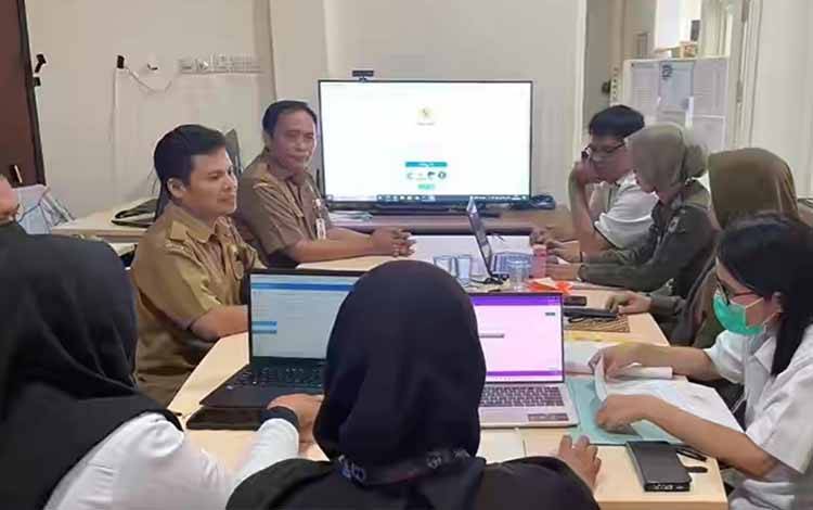 Kepala Disarpustaka Kapuas, Suwarno Muriyat didampingi Kabid dan Arsiparis mengkoordinasikan penggunaan Aplikasi Srikandi kepada SOPD terkait. (FOTO: IST)