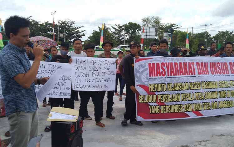 Warga Sabaung Kecamatan Marikit Mendemo Kadesnya di Kantor Kejaksaan Negeri Katingan