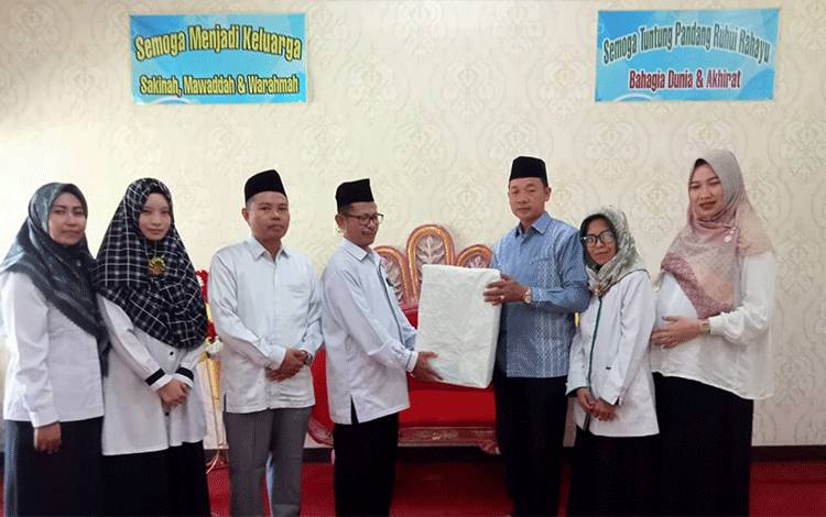 Kepala KUA Selat Beri Penghargaan Kepada Pegawai Purnatugas